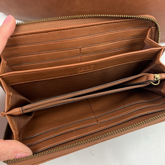 Frye & Co Shoulder Crossbody bag Matching Wallet set Zip close Brown brass NWOT - Picture 14 of 16